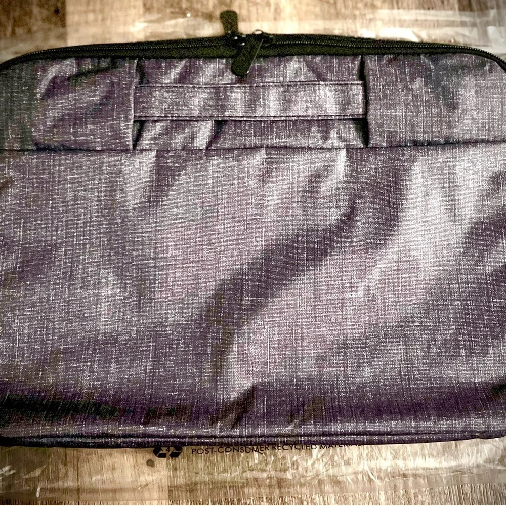 NIP! Thirty-One Charcoal Crosshatch Gray Small Laptop Sleeve Bag with handle.
